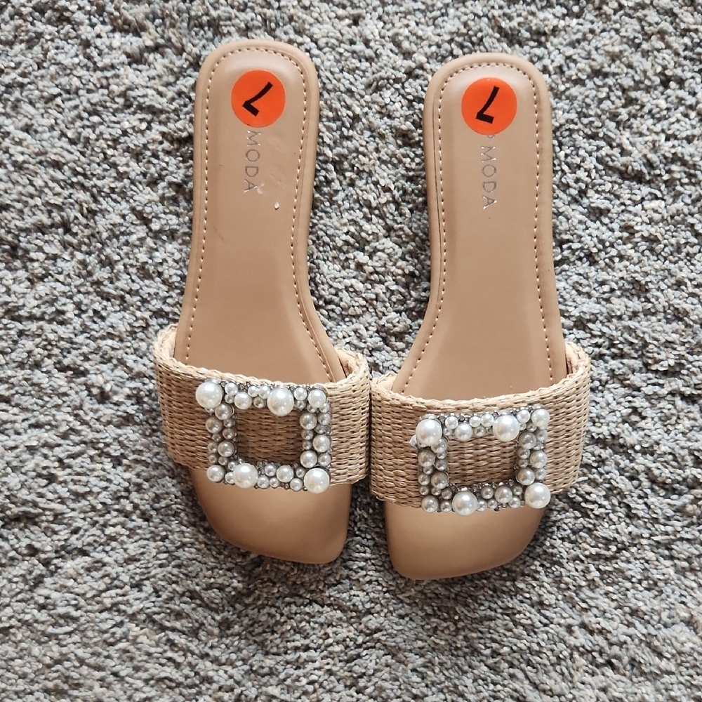 Moda Tan Straw Slide  Sandals with Crystal And Pearl Embellishments Size 7